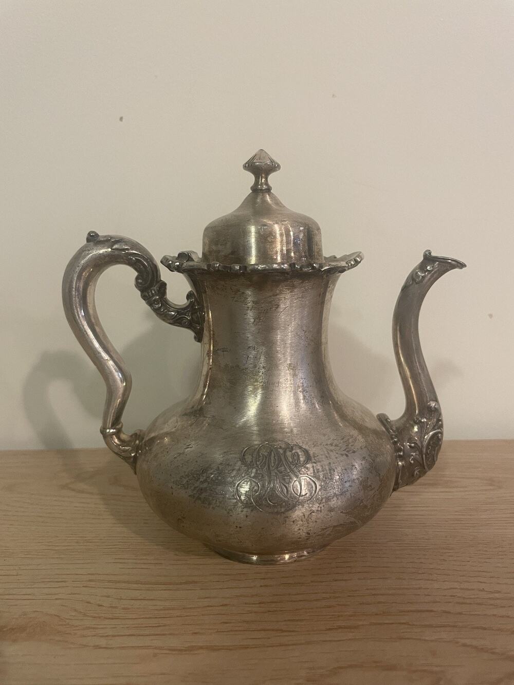 VTG 6” Meriden B. Company Silverplate Victorian Fleur de Lis Teapot #912 READ